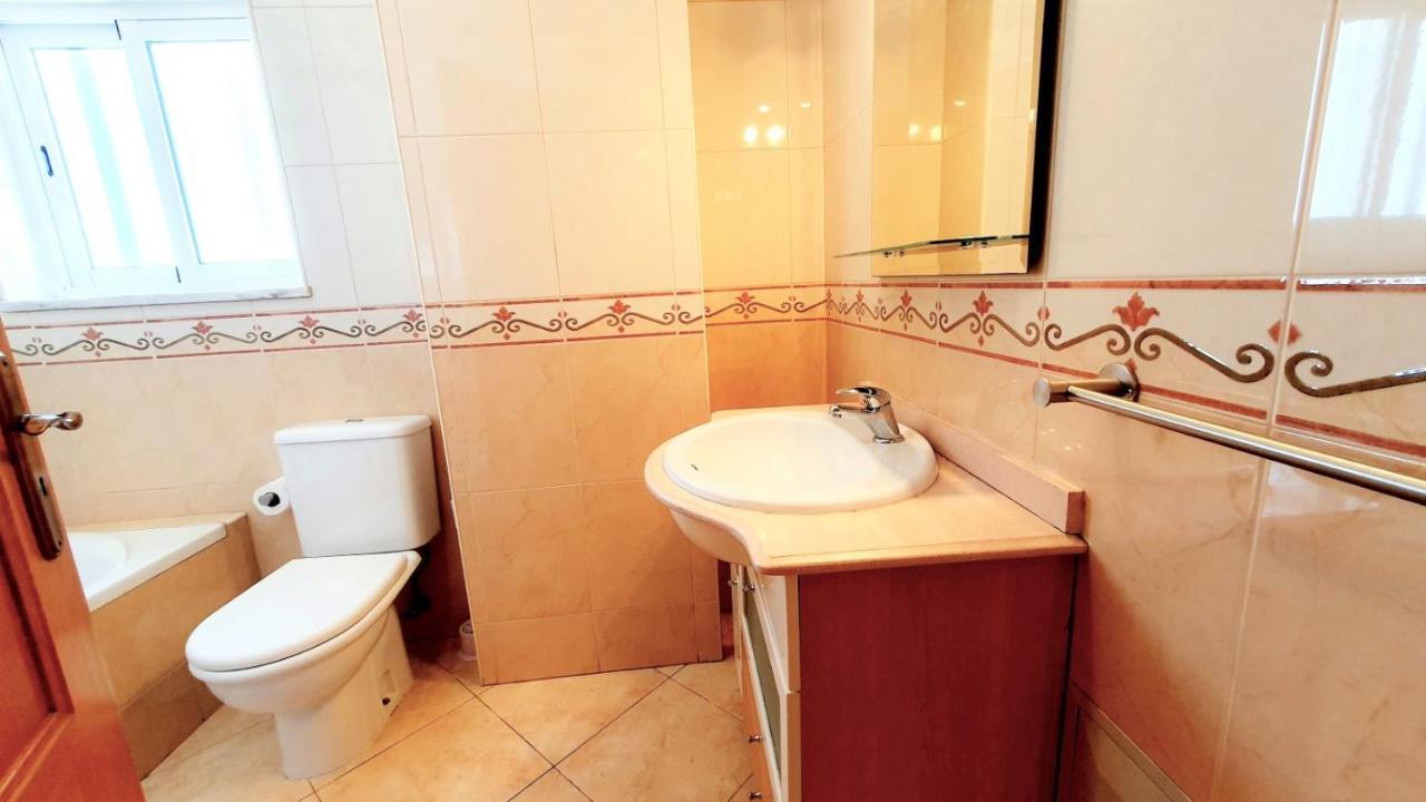 Quarteira Beach Vacation: 2Br Steps To The Sand Exterior foto